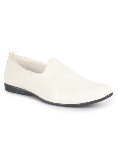 Buy Men White Textured Ethnic Round Toe Juttis and Mojaris I18n