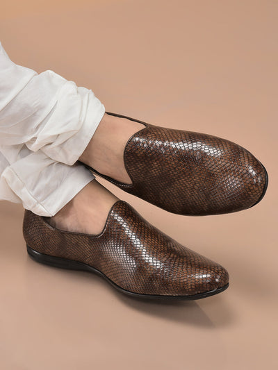 men tan textured ethnic round toe juttis and mojaris for wedding|party slip-on|traditional kurtas shoes|festive shoes