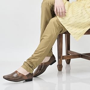 Men White Wedding Party Evening Ethnic Colorblocked Slip On Juttis and Mojaris